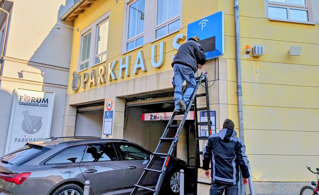 An der Tiefgarage in der Wallstraße wurde jetzt eine Restplatzanzeige angebracht. Darauf erkennt der Nutzer, wieviele freie Parkplätze es gibt.