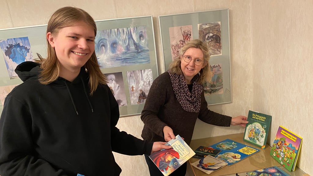 Luca Hesse und Antonia Beran beim Aufbau der Han-Christian-Andersen-Ausstellung im Kreismuseum Genthin