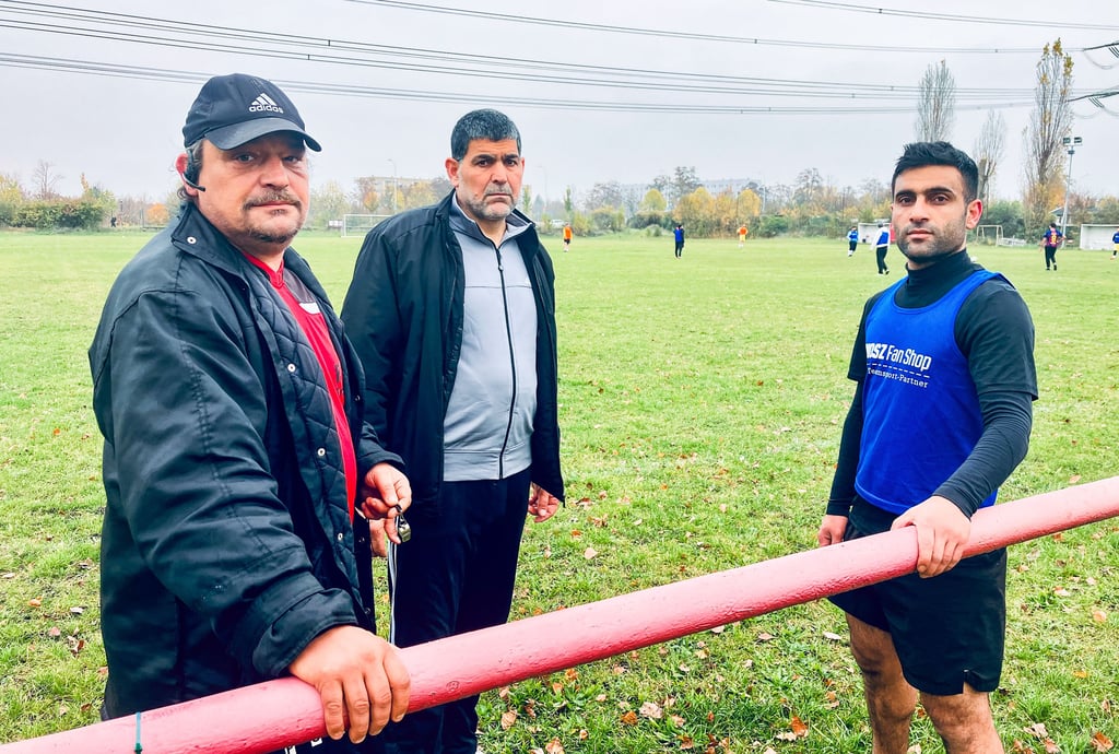 Derzeit nur zu Trainingsspielen auf dem Platz: Frank Ohse, Kine em-Präsident Mohammad Maasun Daoud sowie Kapitän Rezan Kasem (von links).