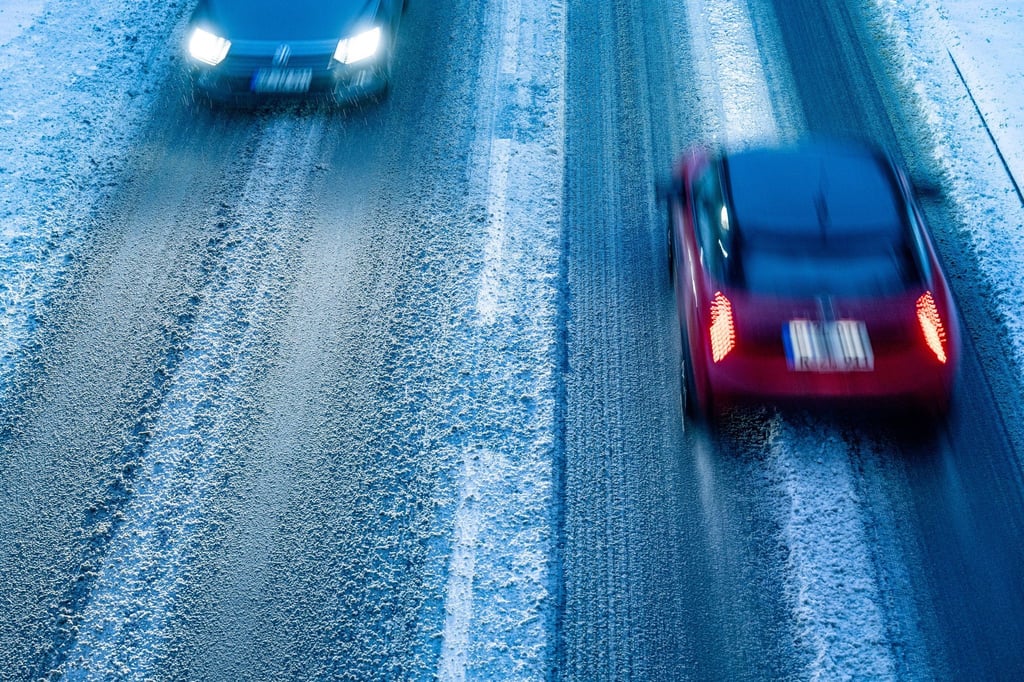 Autofahrer müssen sich zum Wochenende auf glatte Straßen einstellen.