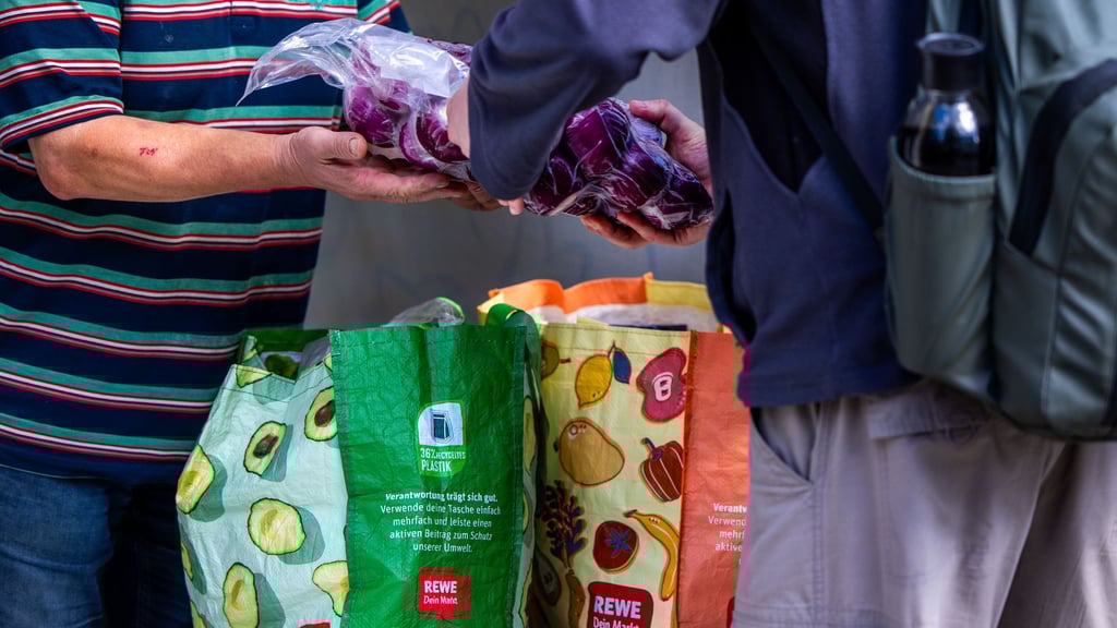 Aktuell suchen nach Angaben der Organisation etwa 1,5 Millionen Menschen regelmäßig die Tafeln auf. (Archivbild)