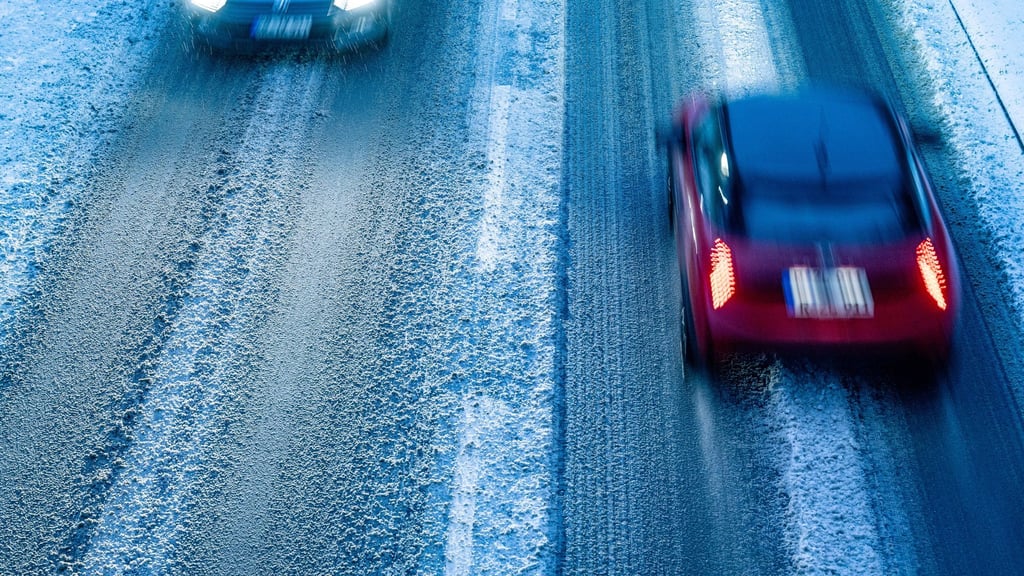 Autofahrer müssen sich zum Wochenende auf glatte Straßen einstellen. (Symbolbild)