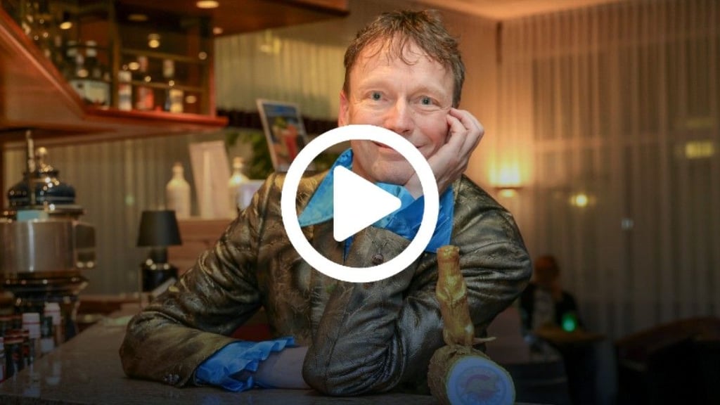 Der 60-jährige Holger Paech ist der Initiator des Ehrenamtspreises „Goldener Otter“, der seit zehn Jahren in Magdeburg-Ottersleben verliehen wird.