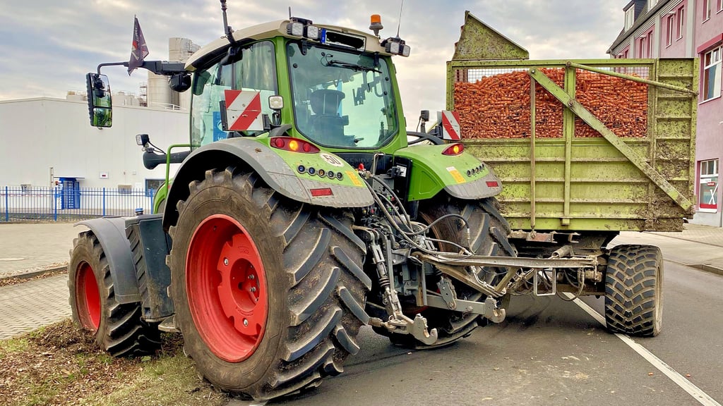 Unmittelbar an einer der beiden Einfahrten zum Jessener Edeka-Markt stellte sich dieser Traktor quer auf den Straßenrand.