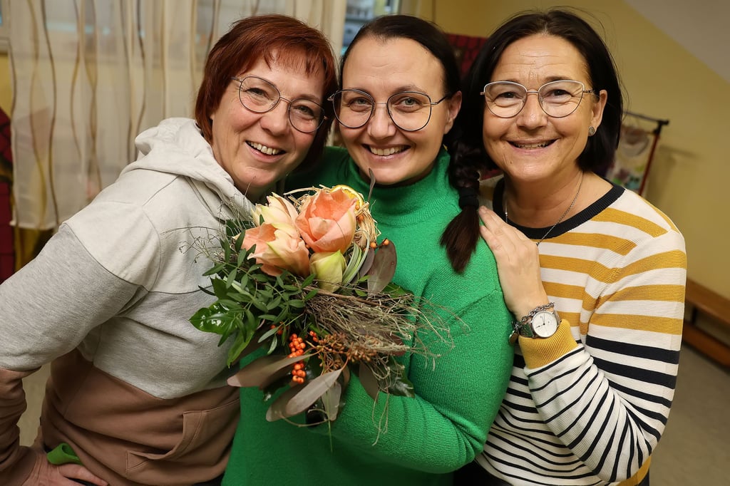 Sandra Gängel (Mi.) freut sich über den Blumenstrauß der Woche, den Meinhardt Blumen gesponsert hat. Kita-Leiterin Ines Scheideck (re.) und Kita-Sozialarbeiterin Kathrin Hellmuth (li.) hatten die Idee, ihr auf diese Weise zu danken. 