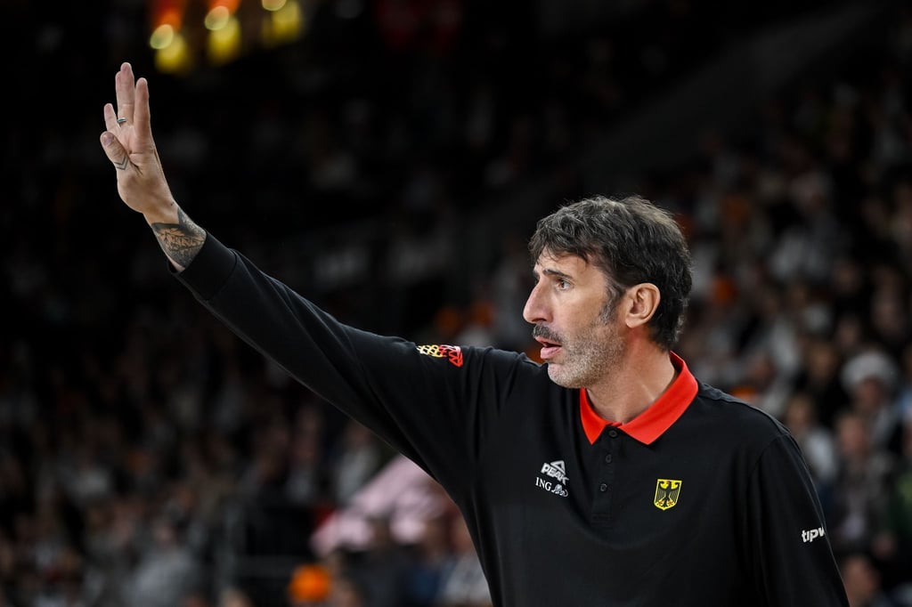 Alex Mumbru dirigiert wieder das Nationalteam.