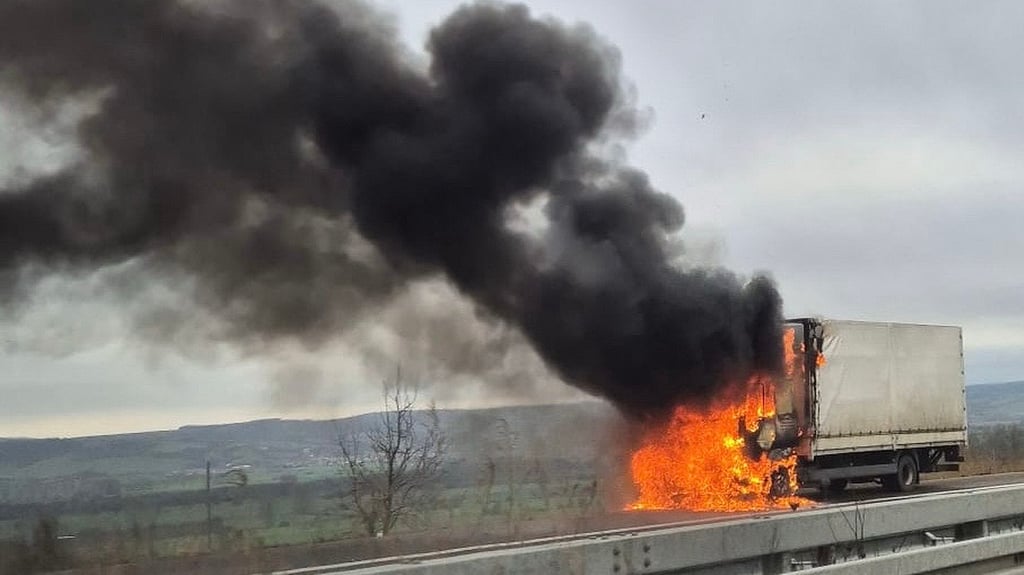 Am Freitag sind durch einen Lkw-Unfall  auf der A 38 einige Weihnachtsbäume verbrannt.