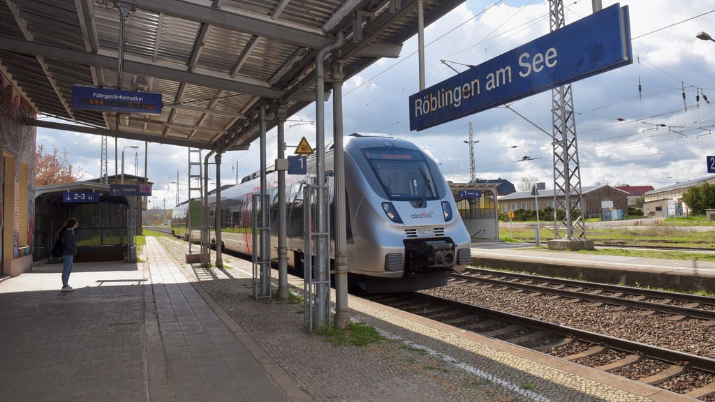 Am Bahnhof in Röblingen wird auch im Dezember weiter gebaut.