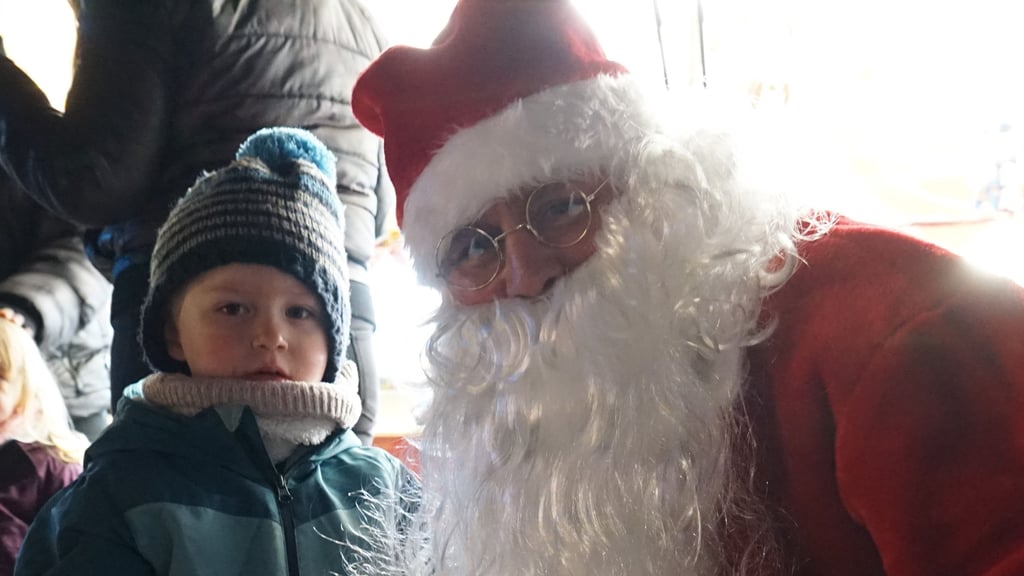 Der Adventsmarkt 2025 ist eröffnet, das Warten hat sich gelohnt: Der kleine Marlon trifft den Weihnachtsmann.