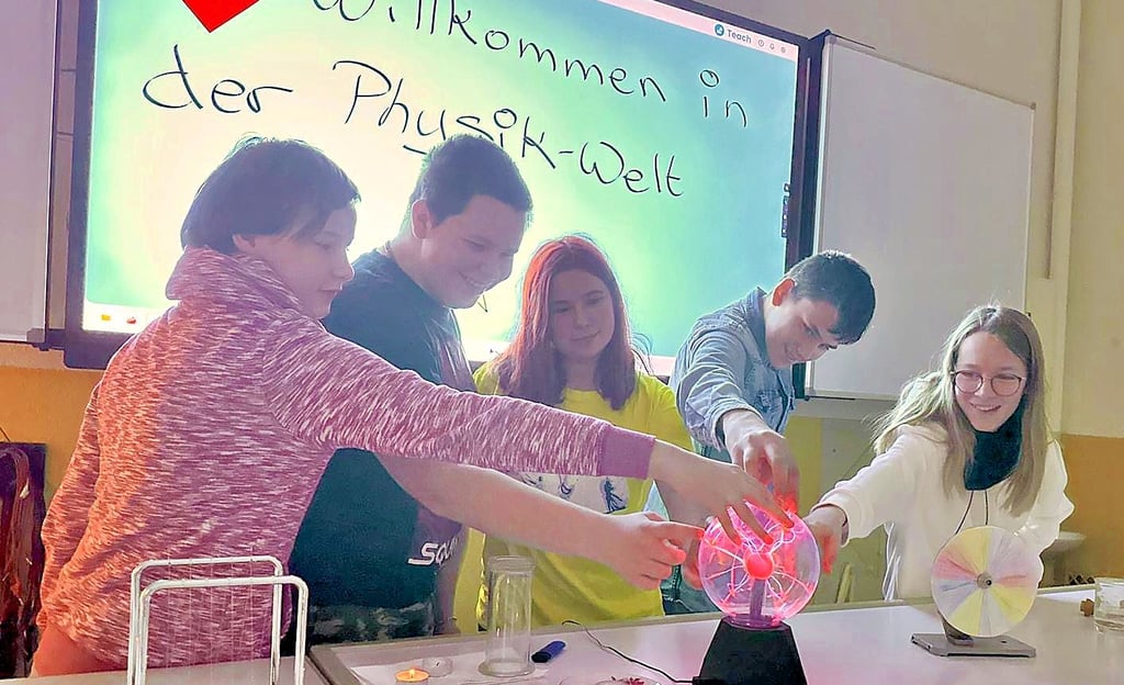 Am Tag der offenen Tür in der Sekundarschule Annaburg springen nicht nur im Physikraum die Funken über. 