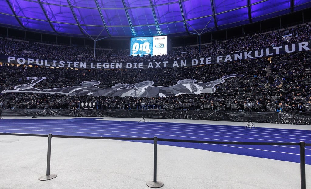 Fans von Hertha BSC protestieren gegen schärfere Sicherheitsregeln in Stadien. (Archivbild)