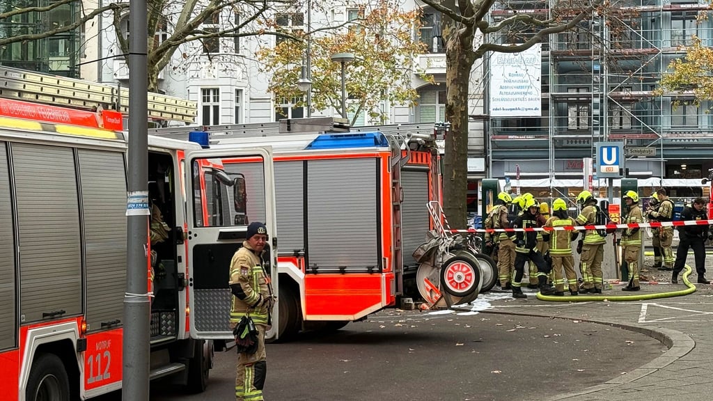 Die Feuerwehr ist wegen einer Rauchentwicklung am U-Bahnhof Schloßstraße im Einsatz.