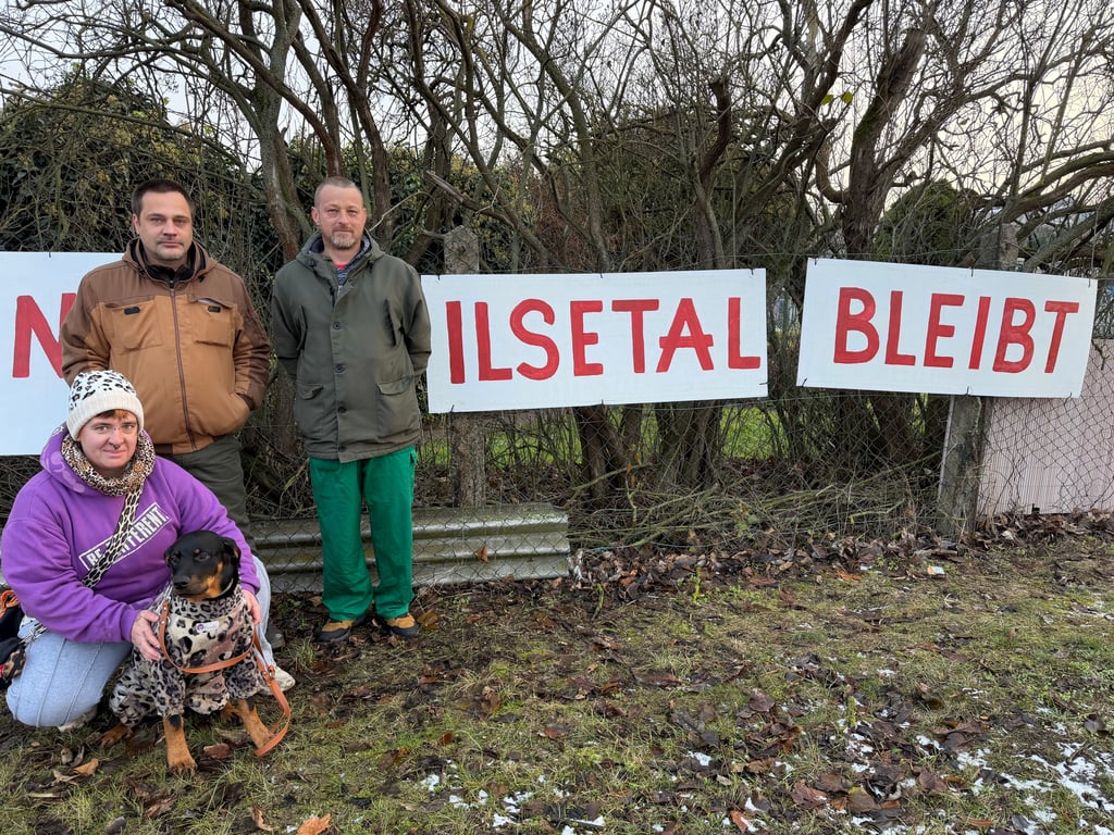 Die Kleingartenanlage Ilsetal an der Blankenburger Straße in Magdeburg soll weichen. Der Vorstand mit Schriftführerin Franziska Blankenburg, Vorsitzendem Armin Buttkus und Stellvertreter Rey Wellhausen (r.) kämpft dagegen.
