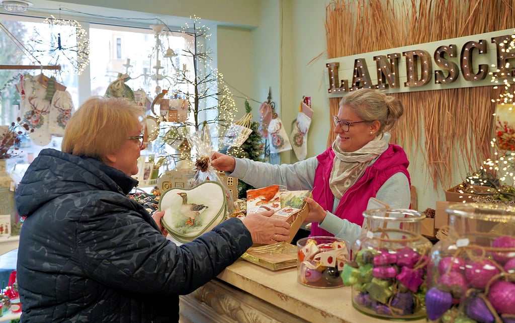 Rentnerin Petra Westphal kauft ihre Geschenke gern im „Landschuppen“ bei Inhaberin Stefanie Eisenberg.