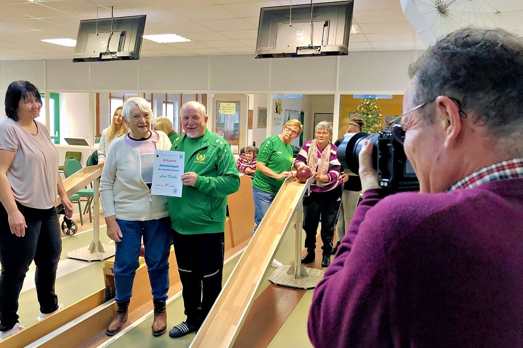 Das Adventskegelns in Osterfeld wurde im Foto festgehalten.