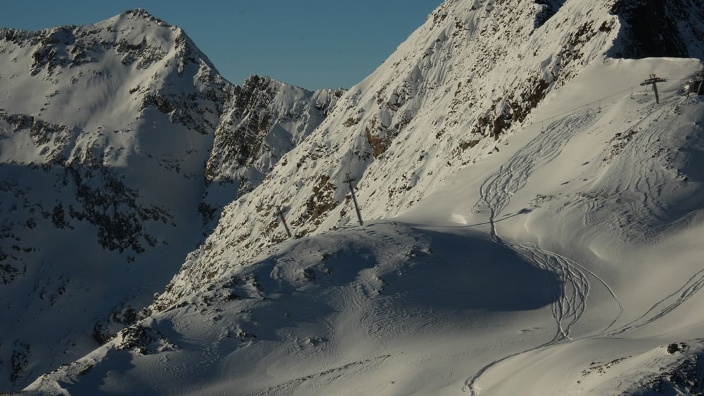 Bereits vorhandene Spuren im Tiefschnee bieten keine Sicherheit: Die Schneedecke kann weiterhin instabil sein.