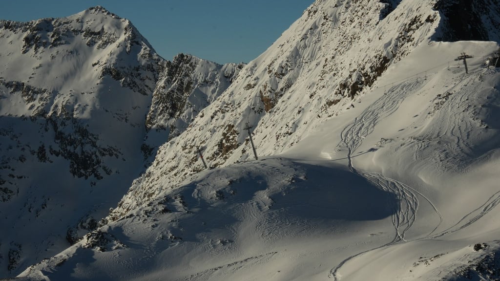 Bereits vorhandene Spuren im Tiefschnee bieten keine Sicherheit: Die Schneedecke kann weiterhin instabil sein.