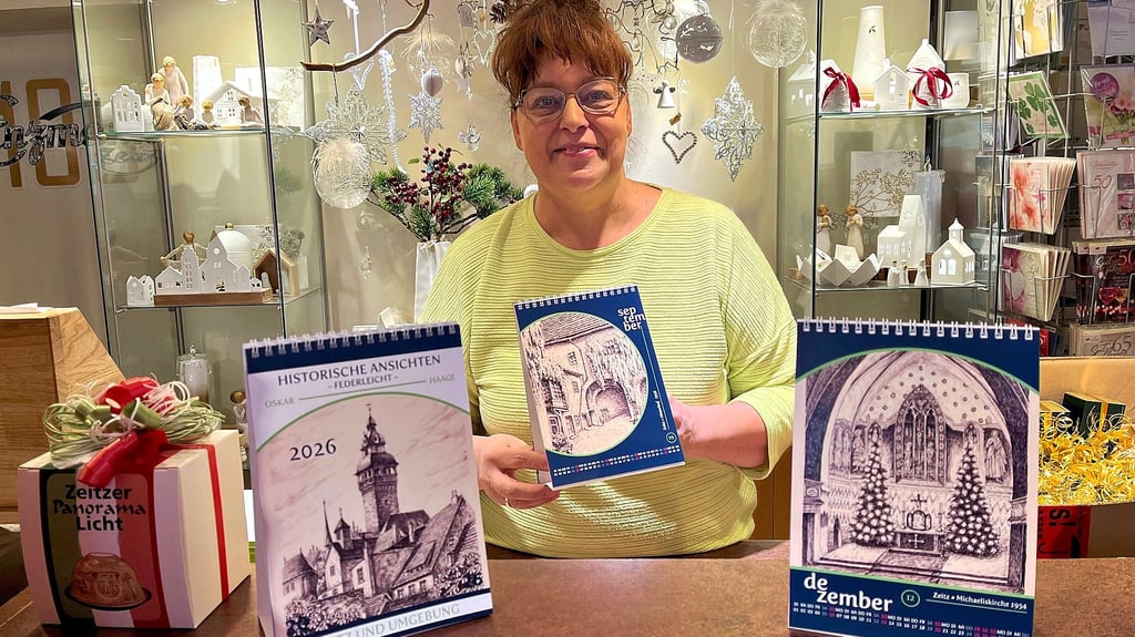 Ines Enzmann freut sich über den neuen Kalender mit Motiven von Oskar Haage, den es jetzt zu kaufen gibt. 