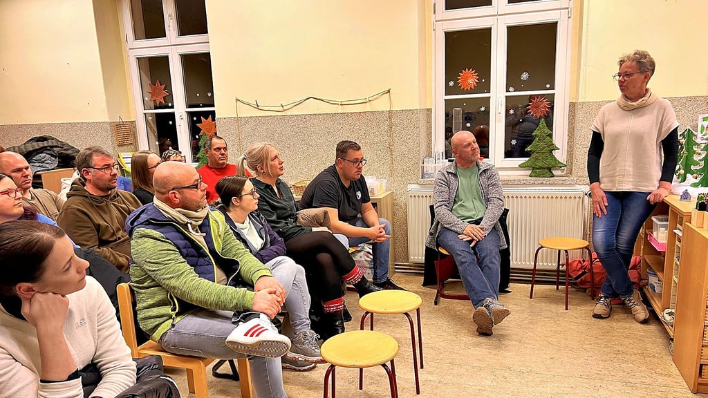 Bürgermeisterin Claudia Lange (rechts) freute sich in der Grundschule mit allen Eltern über die gute Übergangslösung für die Kindertagesstätte Sandau und sicherte die Unterstützung durch die Stadt zu.