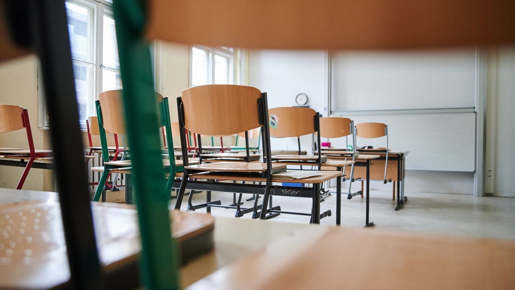 Raus aus der Schule - einige Jugendliche haben in Sachsen-Anhalt keinen anerkannten Abschluss. (Symbolbild)