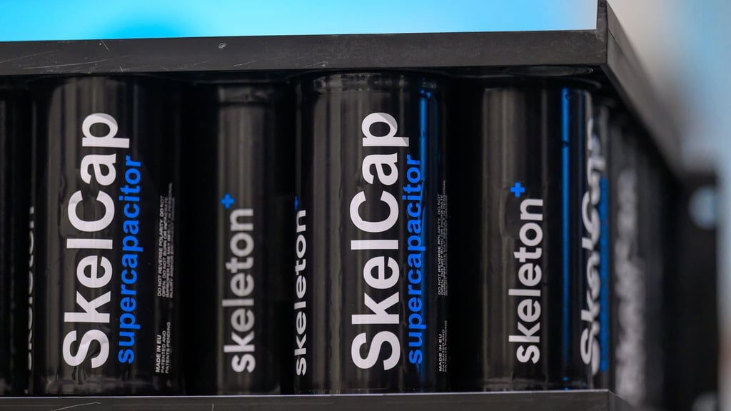 Nahe Leipzig werden Superkondensatoren hergestellt, die zur Stabilisierung des europäischen Stromnetzes und der KI-Infrastruktur beitragen sollen.