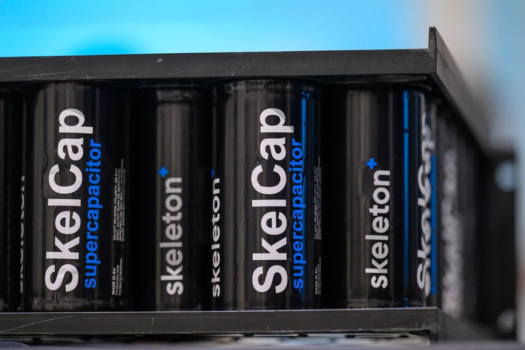 Nahe Leipzig werden Superkondensatoren hergestellt, die zur Stabilisierung des europäischen Stromnetzes und der KI-Infrastruktur beitragen sollen.