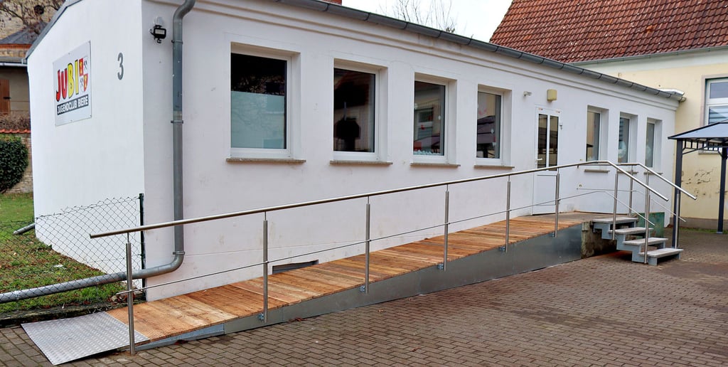 Diese neue Rampe ermöglicht es Gästen des Jugendclubs künftig, einfacher in das Gebäude zu gelangen. 