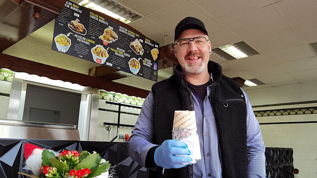 "Mister Mampfy" Jonas Dreher in seinem neuen festen Imbiss in Blankenburg. Er hat dafür die Räume einer ehemaligen Fleischerei hergerichtet. 