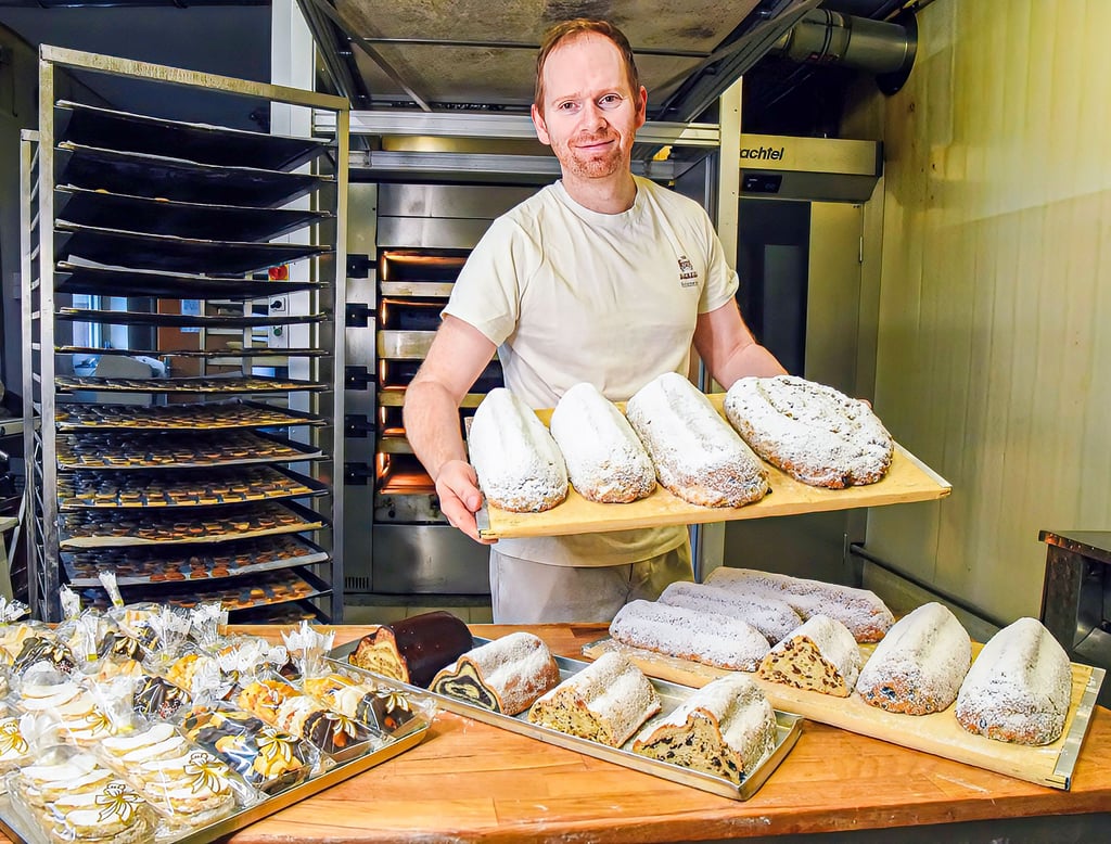 Stollenbäcker Sascha Scherneckau in seiner Backstube. 