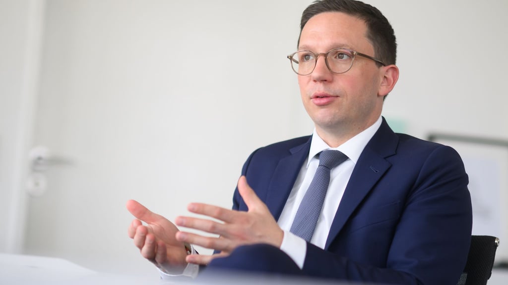 Als OB in Wolfsburg würde Falko Mohrs in die Fußstapfen seines Vaters Klaus treten. (Archivbild)