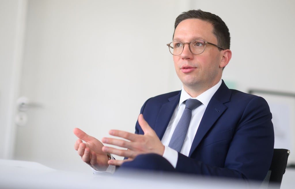 Als OB in Wolfsburg würde Falko Mohrs in die Fußstapfen seines Vaters Klaus treten. (Archivbild)