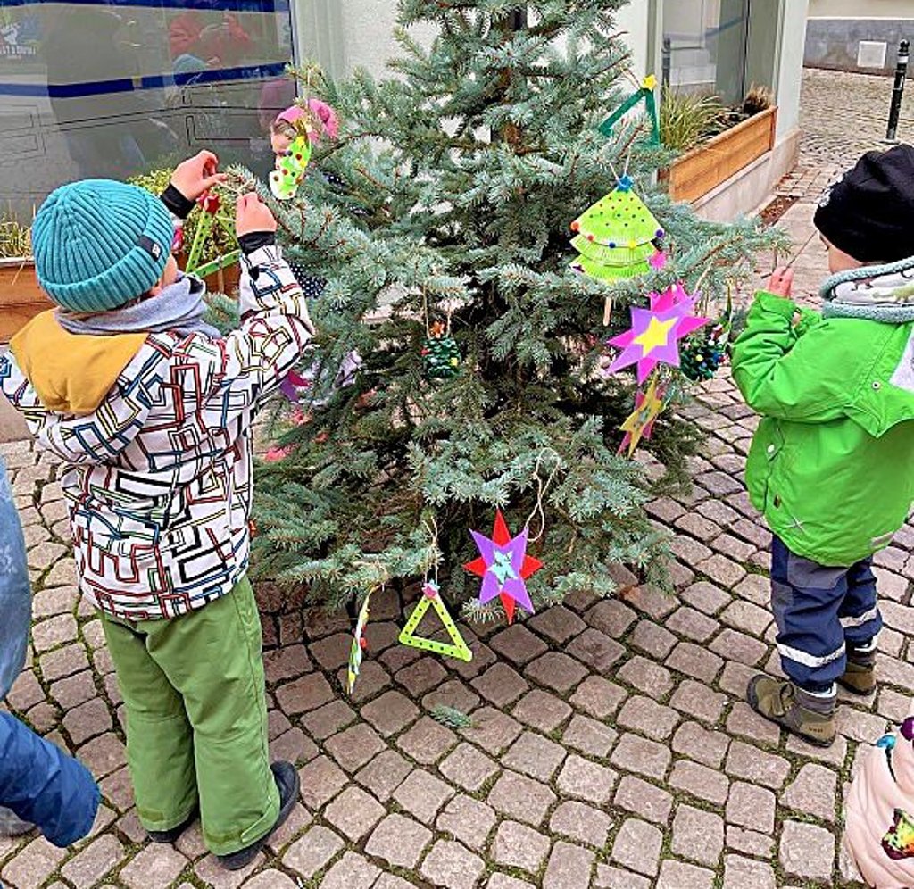 Schon beim Basteln hatten sich alle viel Mühe gegeben, wie man an den Bäumen sehen kann. 