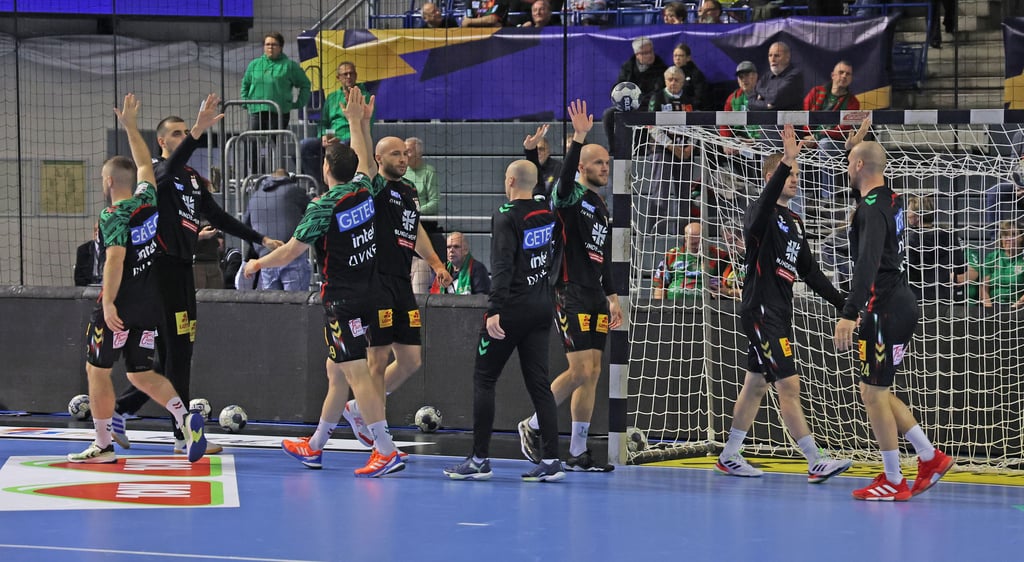 Die Handballer des SC Magdeburg wollen auch nach dem Spiel bei GWD Minden mit einem weiteren Sieg auf dem Konto abklatschen. 