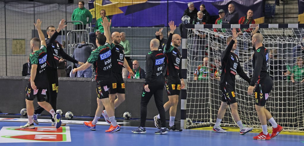 Die Handballer des SC Magdeburg wollen auch nach dem Spiel bei GWD Minden mit einem weiteren Sieg auf dem Konto abklatschen. 