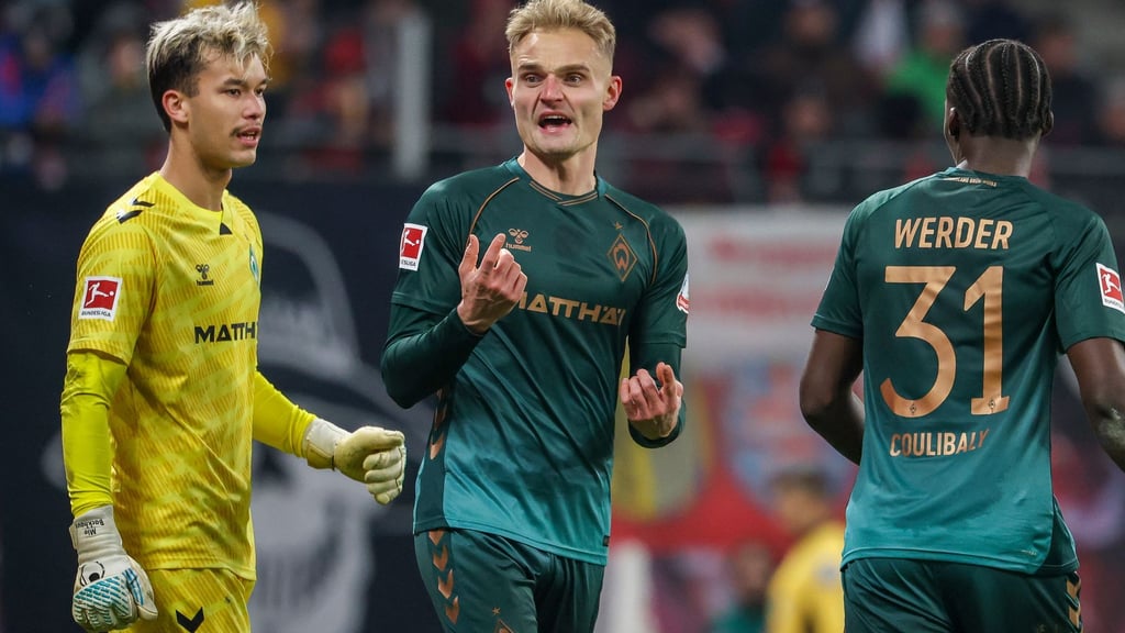 Bleibt bei Werder Bremen: Abwehrspieler Amos Pieper (M). (Archivbild)