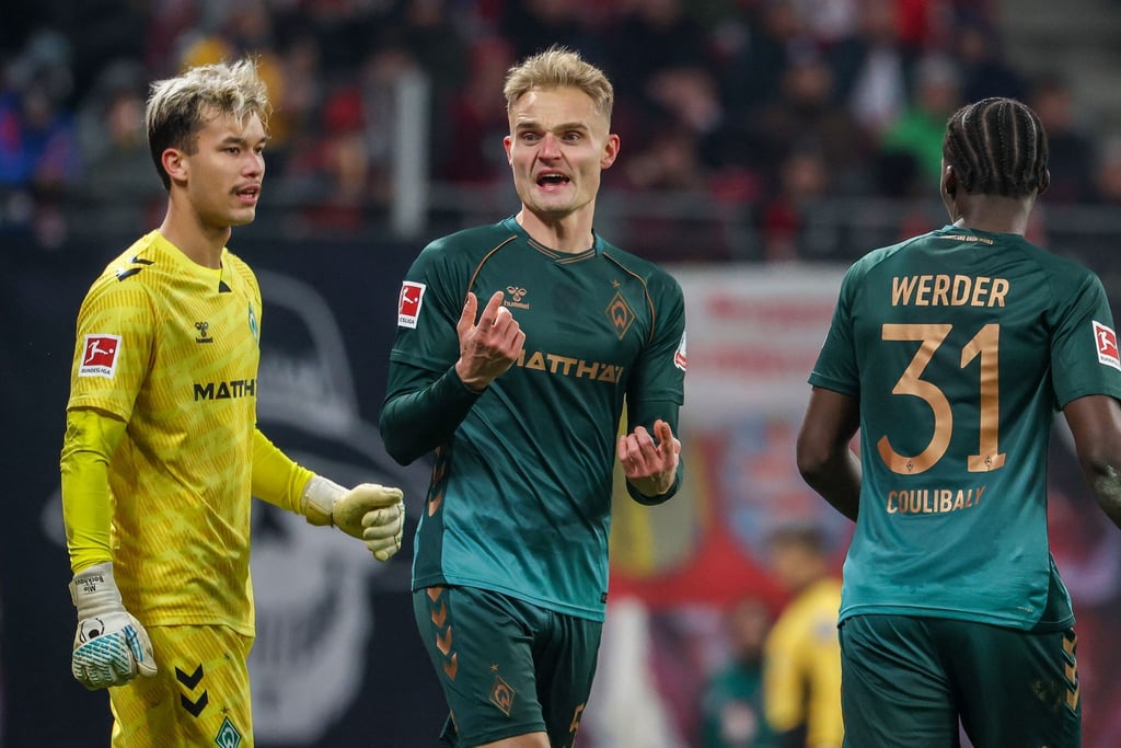 Bleibt bei Werder Bremen: Abwehrspieler Amos Pieper (M). (Archivbild)