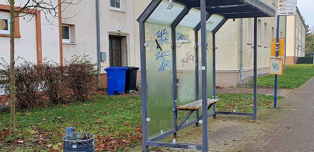 Das Buswartehäuschen Ecke Brewitzstraße an der Uelzener Straße ist erneut mitwillig beschädigt worden. 