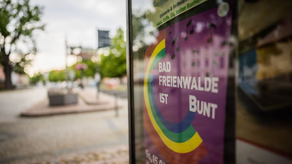 Der gewaltsame Angriff auf ein Fest der Vielfalt im Sommer in Bad Freienwalde bleibt ungeklärt. (Archivbild)