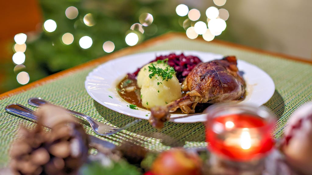 Der Klassiker zu Weihnachten: Gänsekeule mit Rotkraut und Klößen. In Salzwedel gibt es auch exotische Alternativen. 