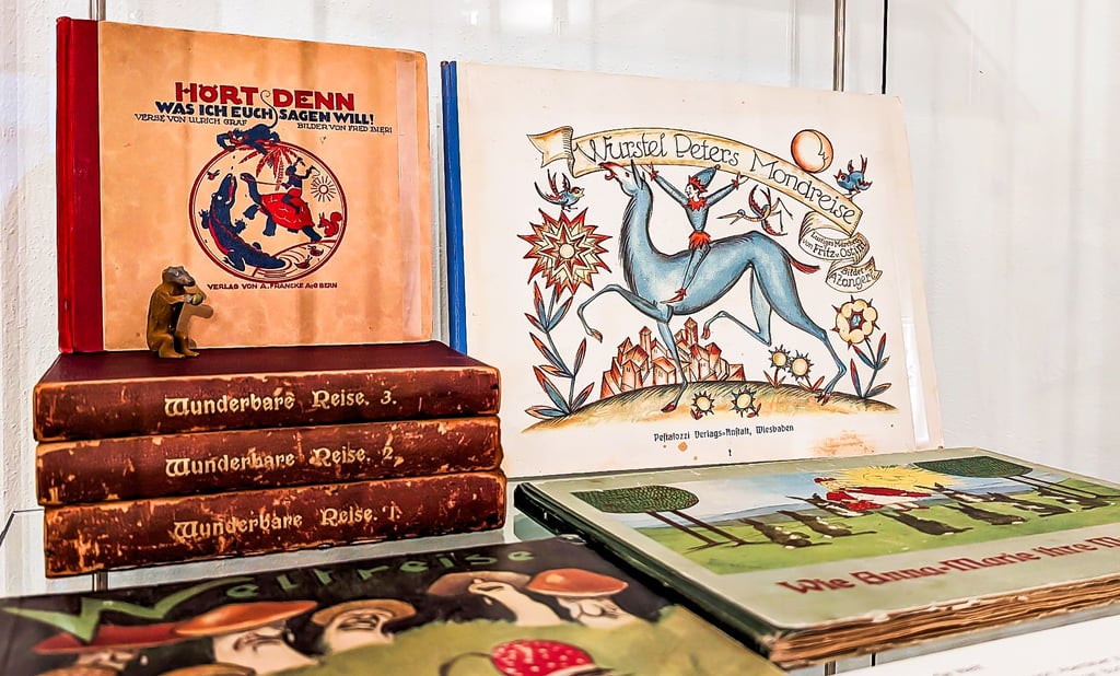 Kinderbücher von 1900 bis 1930 sind ab Samstag, 29. November 2025, im Kulturhistorischen Museum Schloss Merseburg zu sehen. 