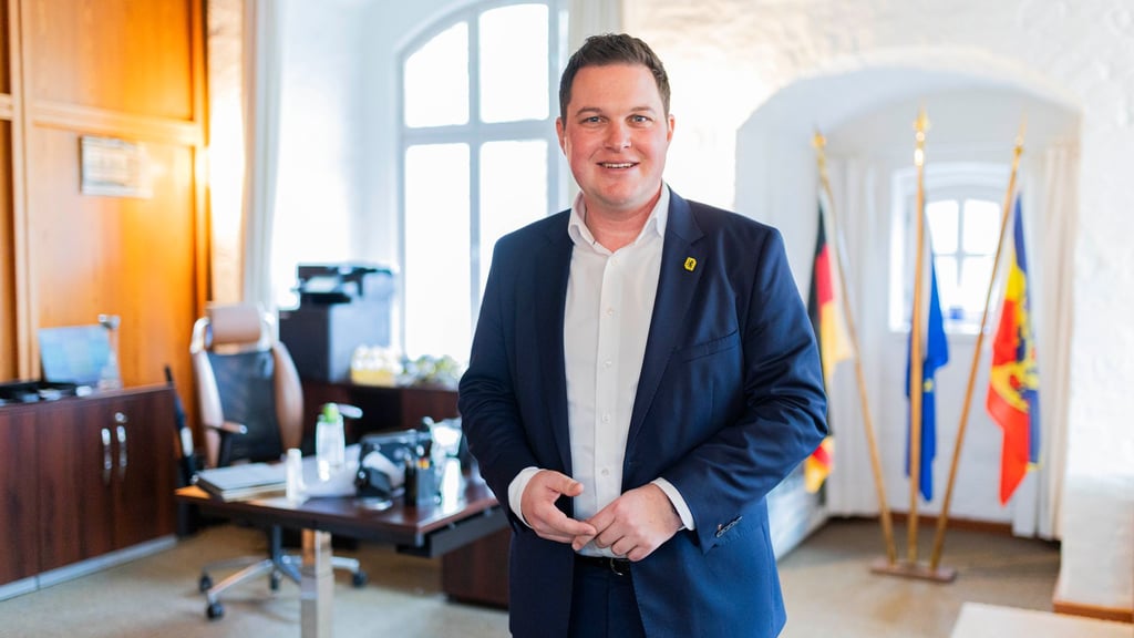 Philipp Raulfs (SPD) will als junger Landrat Haltung zeigen. (Archivbild)