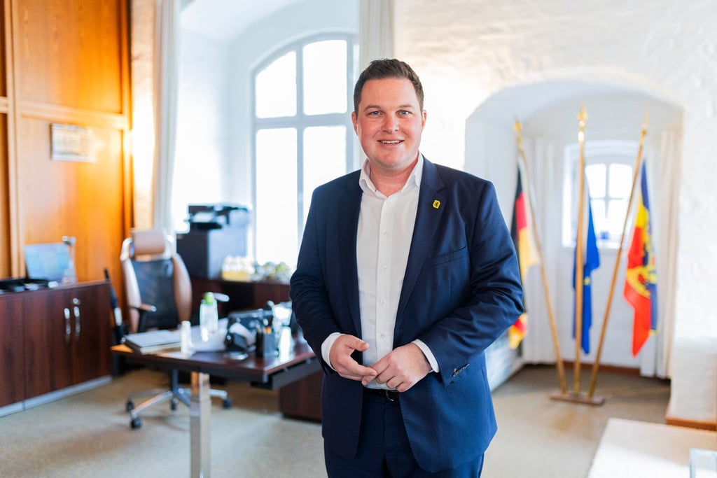 Philipp Raulfs (SPD) will als junger Landrat Haltung zeigen. (Archivbild)