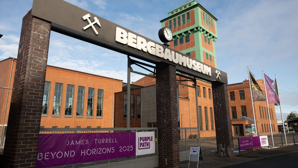 Auf dem Gelände des Bergbaumuseums „Kohlewelt“ hat der US-Künstlers James Turrell sein neues Lichtkunstwerk „Beyond Horizons“ geschaffen.