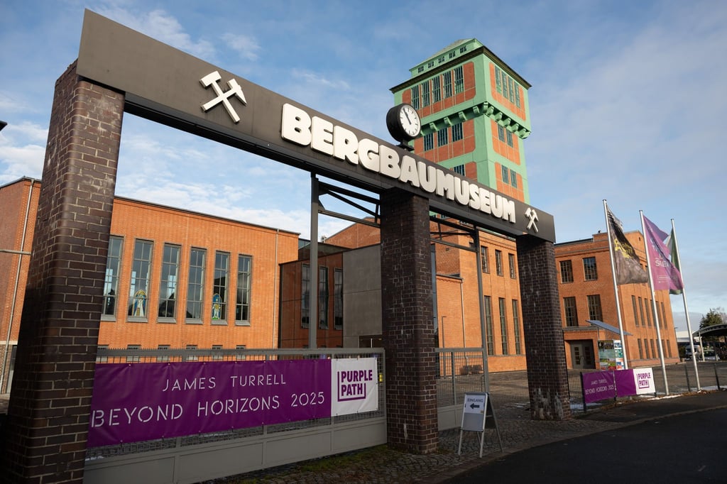 Auf dem Gelände des Bergbaumuseums „Kohlewelt“ hat der US-Künstlers James Turrell sein neues Lichtkunstwerk „Beyond Horizons“ geschaffen.