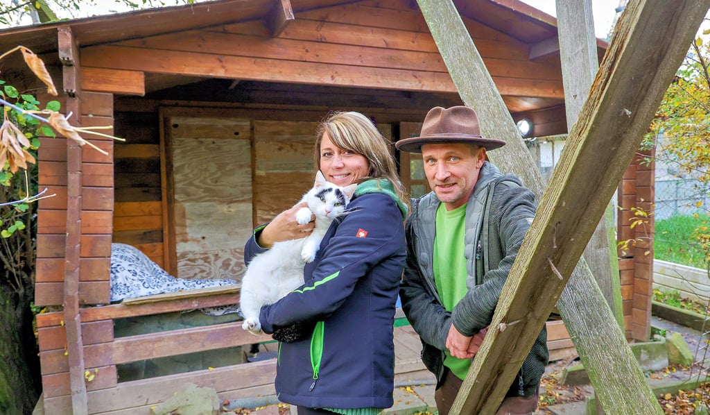 Nicole und Michael Schneider auf dem Gnadenhof „Katzeninsel“. Gemeinsam mit vielen Mitstreitern geben sie notleidenden Tieren ein gutes Zuhause.