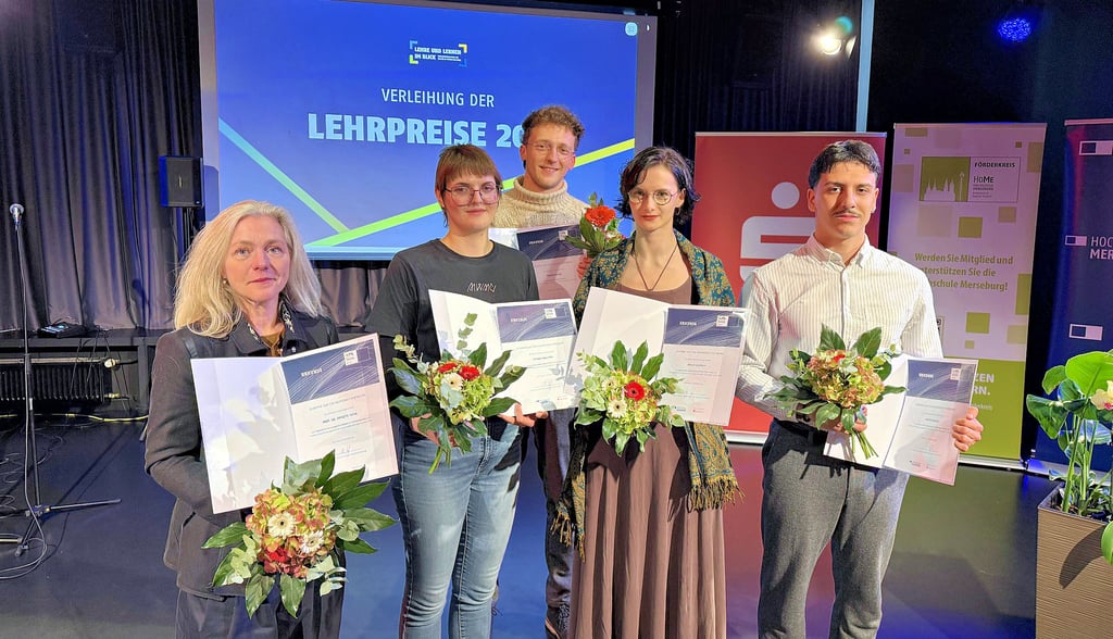 Neben Mateo Radici (rechts) wurden vier weitere Studenten (einer nicht auf dem Foto) und die Lehrende Annette Henn (links) ausgezeichnet. 