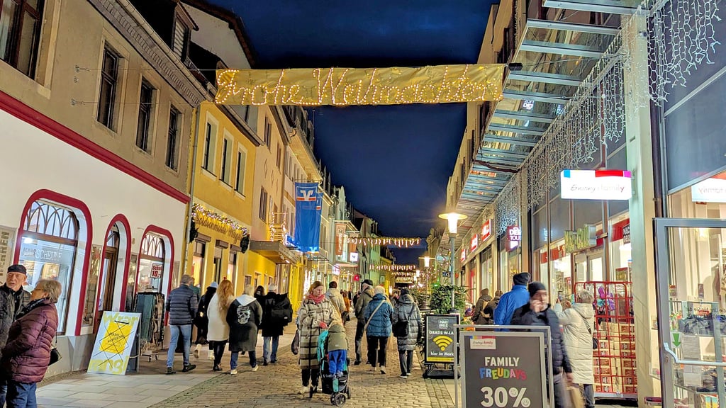 Der Innenstadthändlerverein „Merseburg Mittendrin“ trägt nach eigenen Angaben 20 Prozent der Kosten für den „1. Adventszauber“, die Stadt den Rest. 