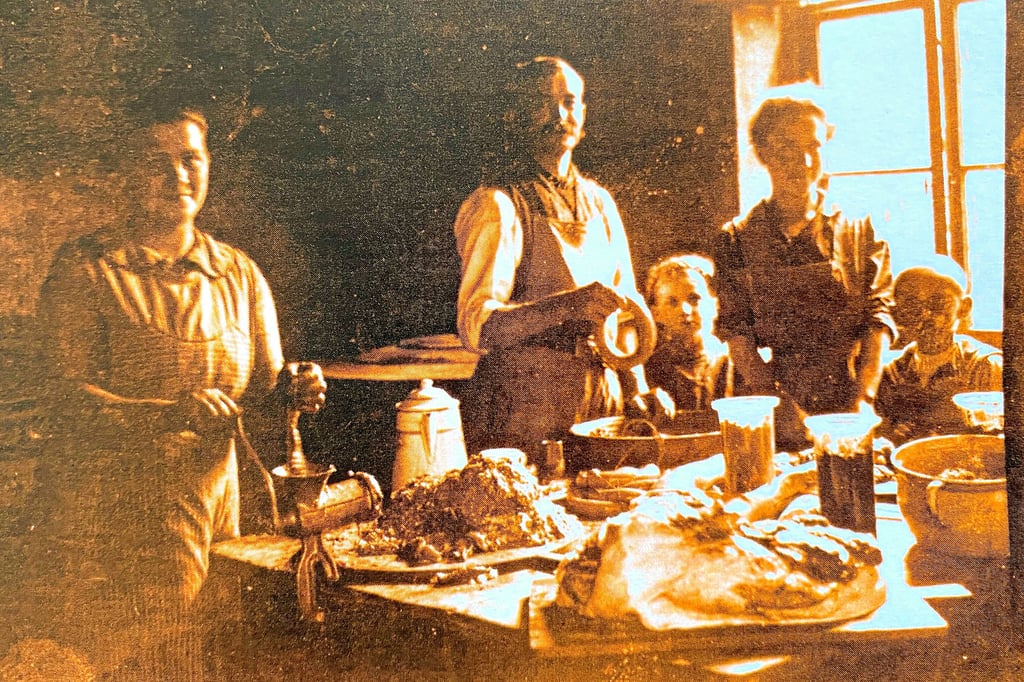 Vor dem Winter mussten viele Tiere geschlachtet werden. Aus diesem Grund fanden auch in Würchwitz allerhand Schlachtfeste statt. So wie hier vor dem Zweiten Weltkrieg. Die gesamte Familie half mit, sodass der schwere Tag zugleich zu einem wichtigen sozialen Ereignis wurde.