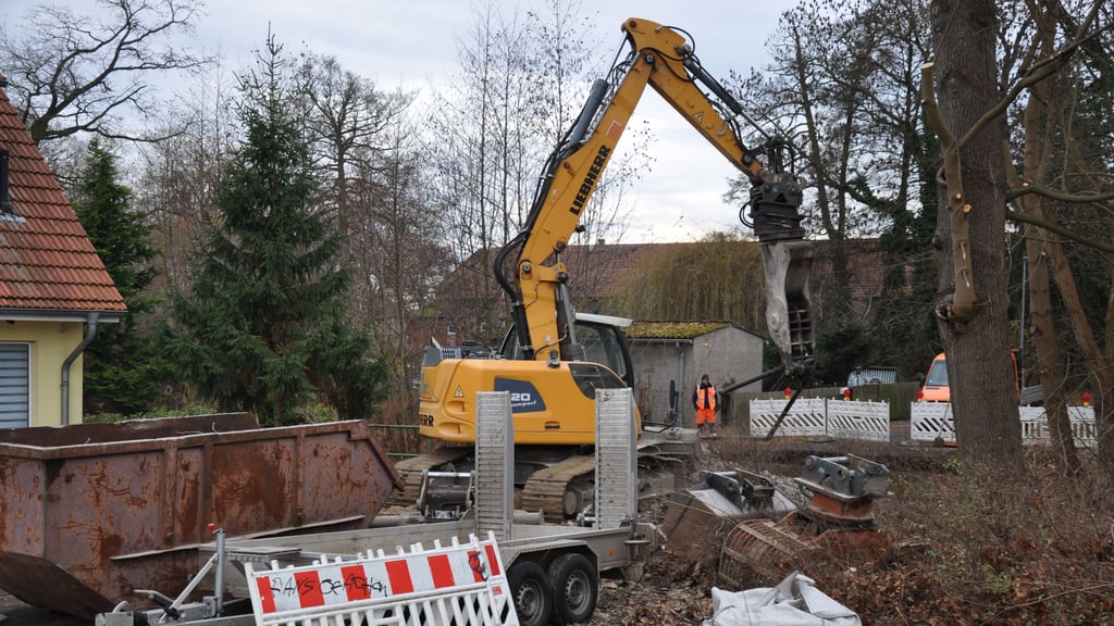 Der Bagger ist im Einsatz: Die Abrissarbeiten an der Parchener Brücke laufen. 