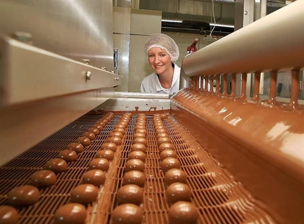 Klassiker vom Band: Die Halloren Schokoladenfabrik in Halle verzeichnet steigende Umsätze mit ihren traditionellen Halloren-Kugeln.